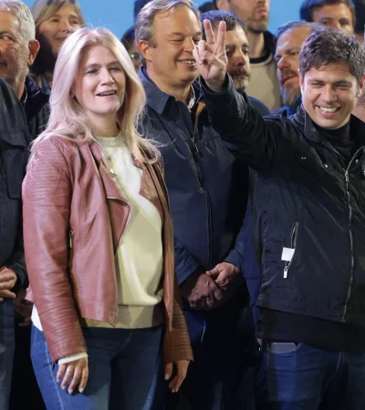 Verónica Magario y Axel Kicillof tras la victoria.
