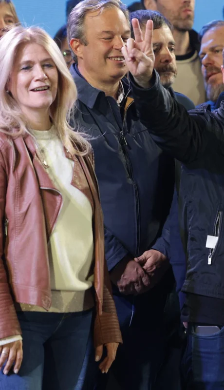 Verónica Magario y Axel Kicillof tras la victoria.