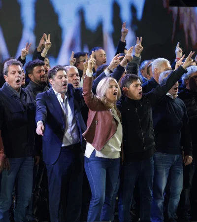 Festejo peronista tras las elecciones bonaerenses.