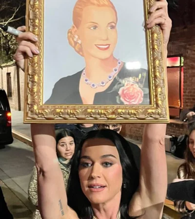 Katy Perry se mostró con un cuadro de Eva Perón.