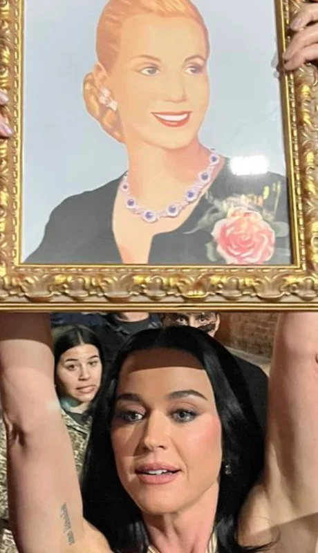 Katy Perry se mostró con un cuadro de Eva Perón.