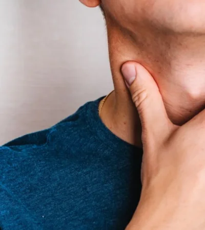 Puede afectar a personas de cualquier edad y presentar síntomas como inflamación de ganglios, fiebre o pérdida de peso.