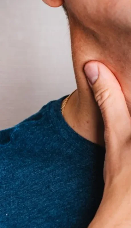 Puede afectar a personas de cualquier edad y presentar síntomas como inflamación de ganglios, fiebre o pérdida de peso.