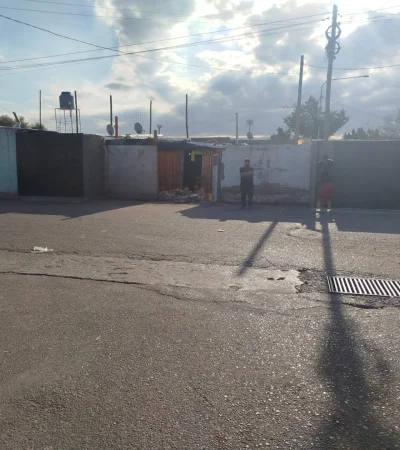 La pared de la vivienda se desplomó sobre la menor que se encontraba dentro de la casa. /