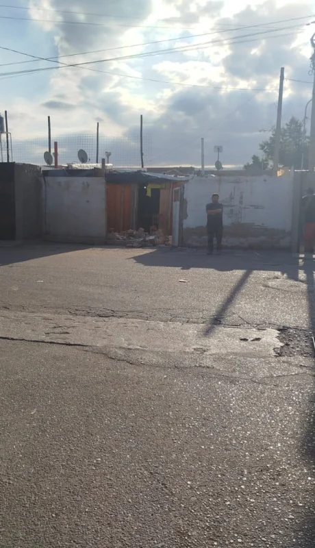 La pared de la vivienda se desplomó sobre la menor que se encontraba dentro de la casa. /