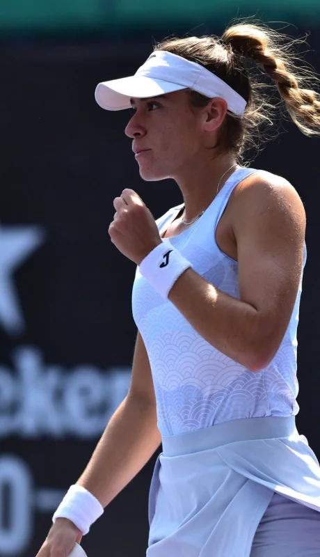 Solana Sierra deberá mejorar su saque