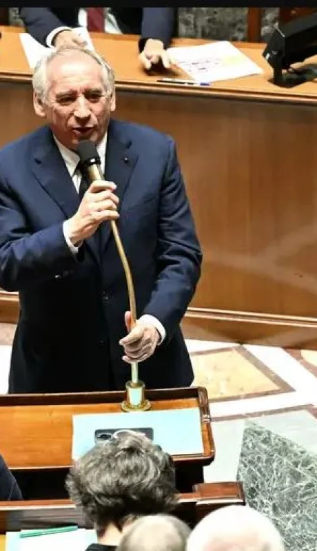 El primer ministro trató de surfear la férrea resistencia a su programa de recortes, pero no pudo lograr los acuerdos políticos necesarios. /