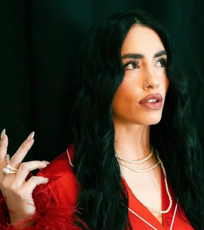 Lali Espósito interpretó "Payaso", una canción cargada de críticas al presidente Milei.