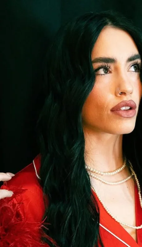 Lali Espósito interpretó "Payaso", una canción cargada de críticas al presidente Milei.