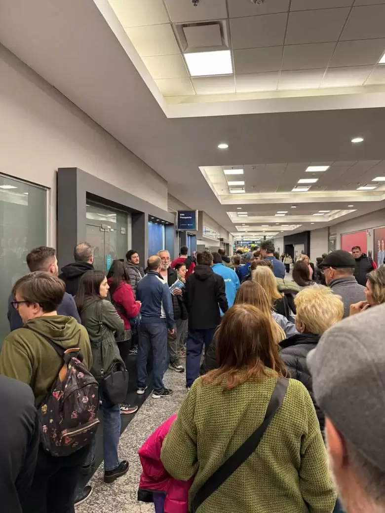Hubo largas filas en el Renaper de Aeroparque para revisar los pasaportes.