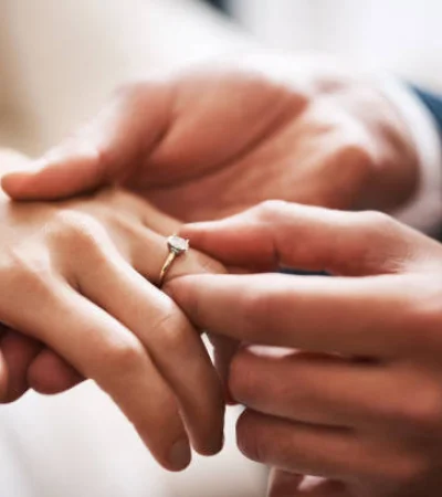 Hombre se casa con 3 mujeres.