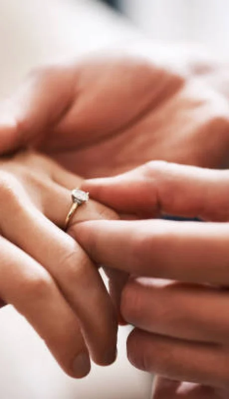 Hombre se casa con 3 mujeres.