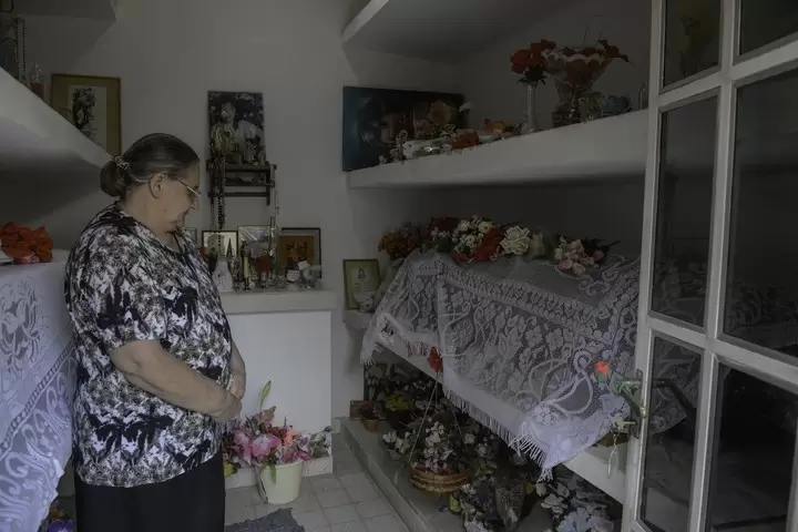 Ada Rizzardo, madre de María Soledad, en el panteón donde descansan los restos de su hija.