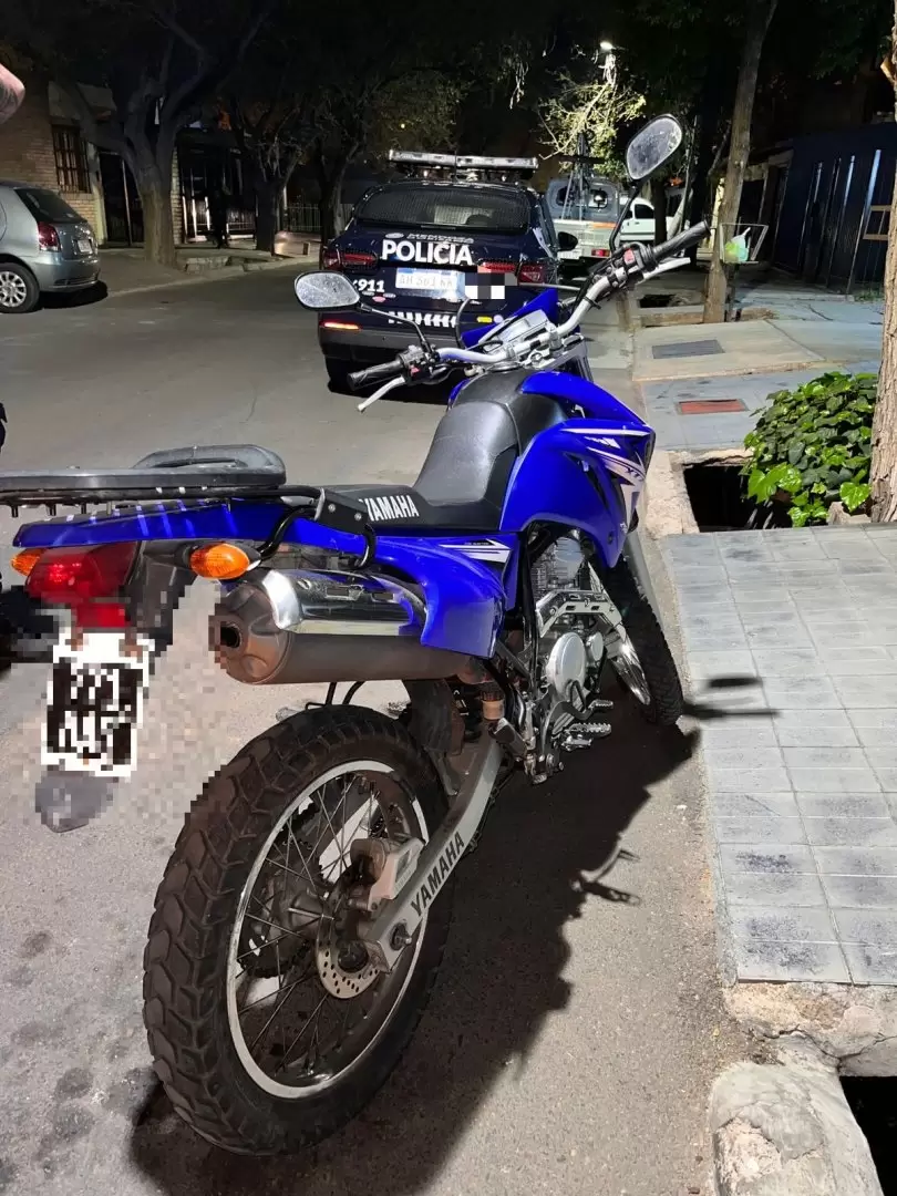 La moto Corven, recuperada luego del operativo en Las Gardenias y Los Jazmines, en Guaymallén.