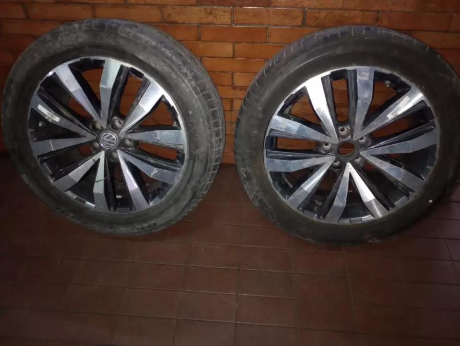 Dos ruedas de auto de alta gama, recuperados en Maipú.