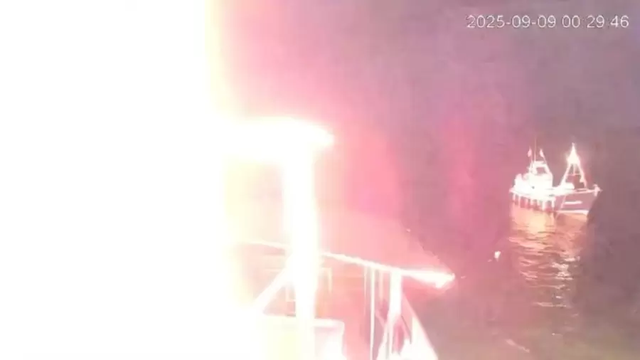 Estallido de una de las embarcaciones en el puerto de Tunez