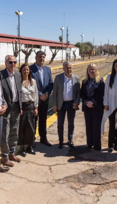 Alfredo Cornejo reunió a todos los intendentes del Este y a Matías Stevanato en la estación Libertador San Martín. /