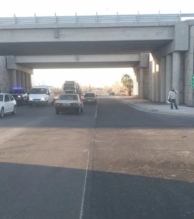 El motociclista murió tras ser embestido por un automóvil en inmediaciones del puente sobre el río Mendoza. (Fuente: Ministerio de Seguridad)