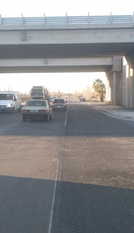 El motociclista murió tras ser embestido por un automóvil en inmediaciones del puente sobre el río Mendoza. (Fuente: Ministerio de Seguridad)