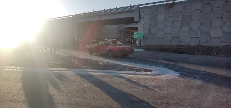 Antes de embestir al motociclista, el conductor del auto choco contra un tacho con arena. (Fuente: Ministerio de Seguridad)