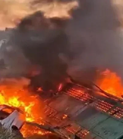 Las llamas que consumieron el rodado provocaron la muerte de su conductor. (Gentileza: radio Sudamericana)