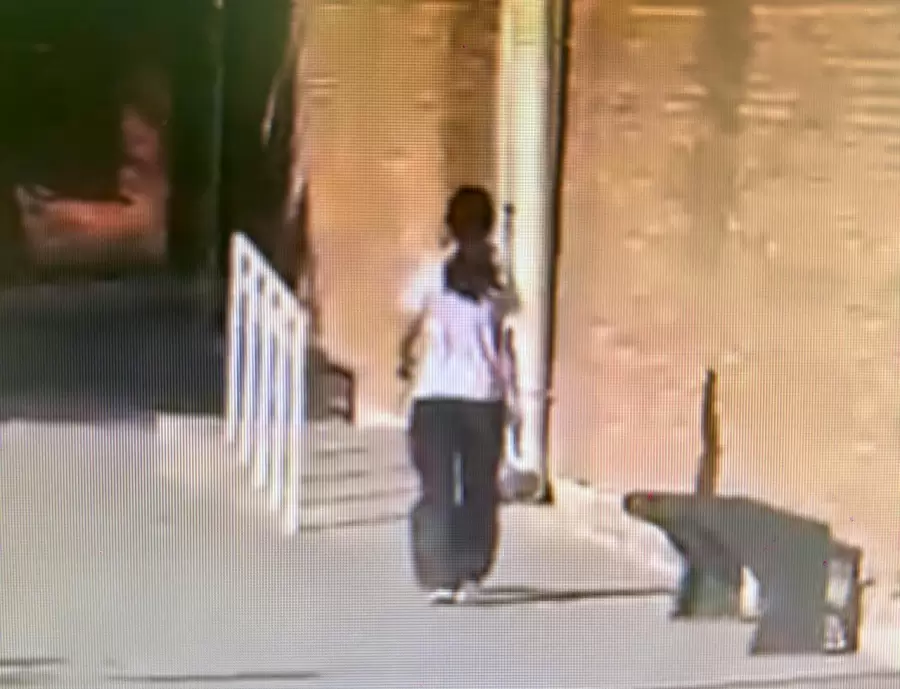 Nena armada en escuela de La Paz.