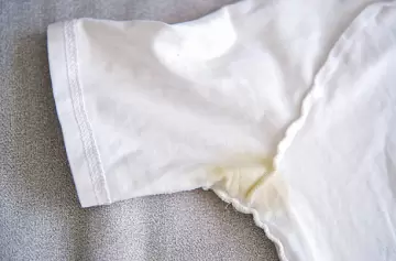 Ni vinagre ni bicarbonato: el truco definitivo para eliminar manchas de tu ropa blanca