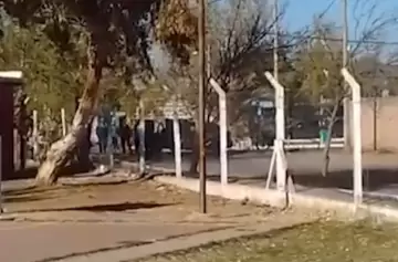 La adolescente mendocina atrincherada en La Paz concentra la atención nacional