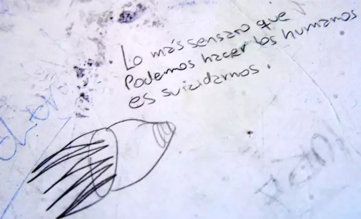 Frase escrita en el banco escolar de Juniors.