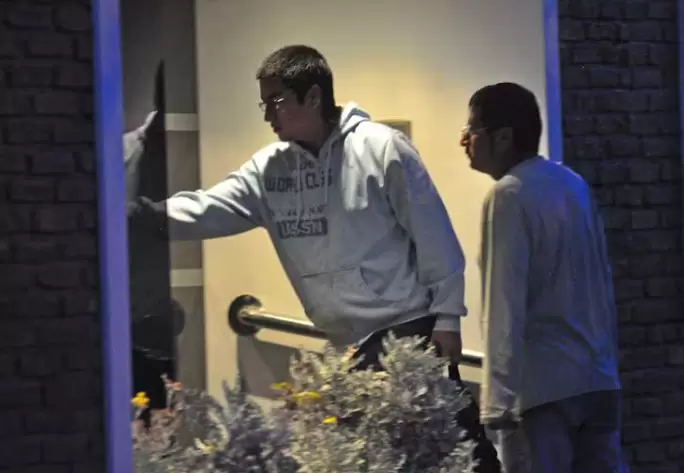 Juniors, en 2011, al llegar a la clínica donde hacía su tratamiento. A su lado, su padre, Rafael.