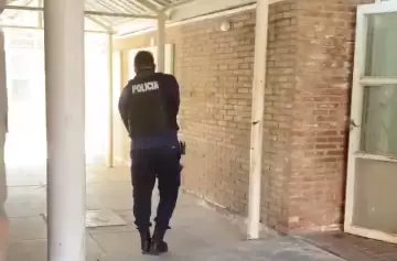 Tras cinco horas, la alumna entregó el arma: cronología del caso en La Paz