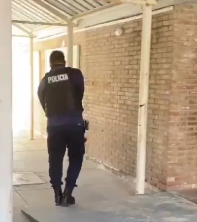 Una menor ingreso armada a una escuela/ Fuente: Captura de pantalla