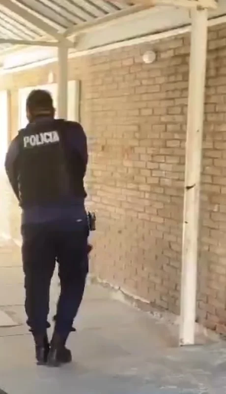 Una menor ingreso armada a una escuela/ Fuente: Captura de pantalla