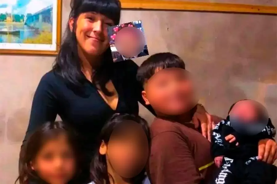 Jéssica Bravo junto a sus hijos. El más chico tiene apenas 4 meses.