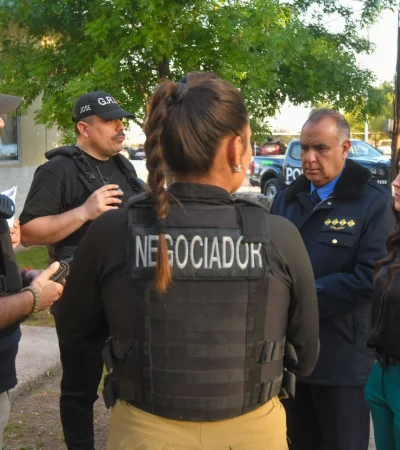 La ministra de Seguridad, Mercedes Rus, junto a los negociadores que intervinieron en la causa de la adolescente atrincherada. /