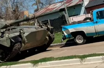Choque insólito: un tanque de guerra embistió una camioneta estacionada