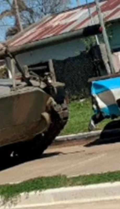 El vehículo militar, perteneciente al Regimiento 6 Blandengues, se desplazaba hacia el área ferroviaria para ser cargado en un tren.