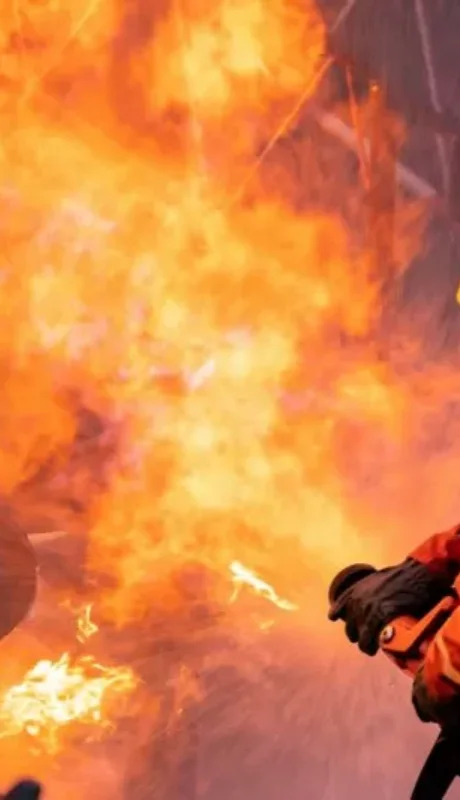 La explosión se produjo tras la volcadura de una pipa de gas LP, generando una fuga masiva y una onda expansiva que afectó viviendas.