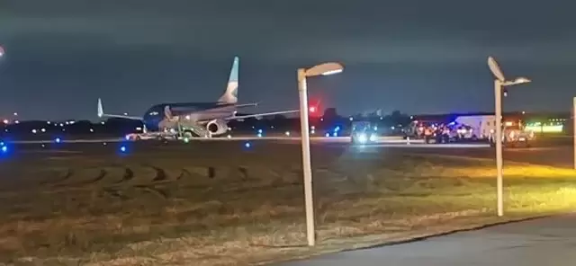 Arribo del Boeing que trasladó a los argentinos deportados. (Foto: NA)