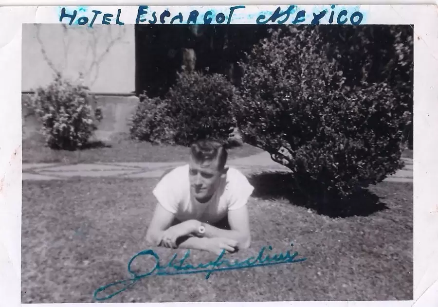 Pedro Manfredini y la foto autografiada que le envió a familiares durante una gira por México