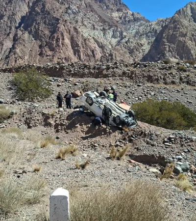 Un llamado alertó sobre la presencia de un vehículo volcado con su conductor atrapado en el interior. /