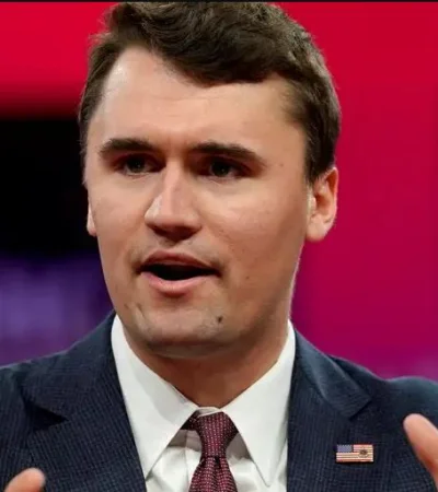 El perpetrador de la muerte de Kirk utilizó un rifle con mira de alto poder.