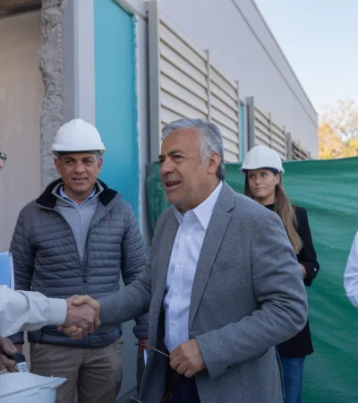 Alfredo Cornejo visitó el Hospital Notti. (Prensa Gobierno de Mendoza)