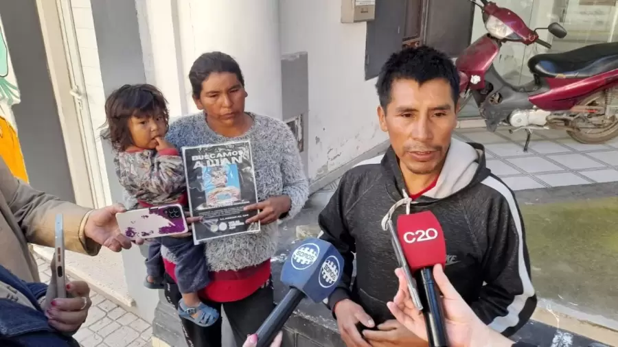 María Soraide y Elías Flores, los padres de Lian, con una de sus hermanitas.