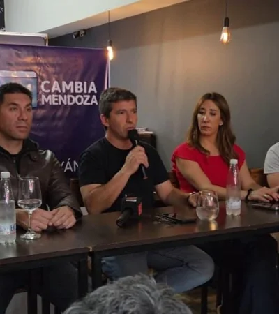 Dirigentes en el acto en Tunuyán. (Foto: prensa LLA + CM)