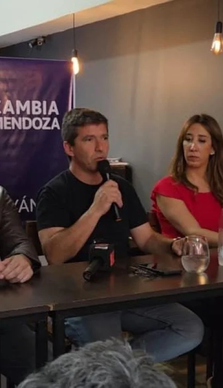 Dirigentes en el acto en Tunuyán. (Foto: prensa LLA + CM)