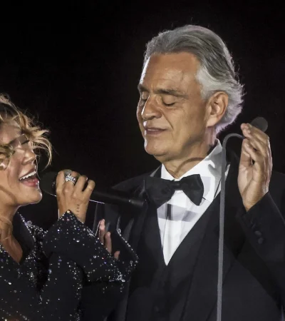 Andrea Bocelli y Karol G interpretaron juntos 'Vivo por ella' en la Plaza de San Pedro. /