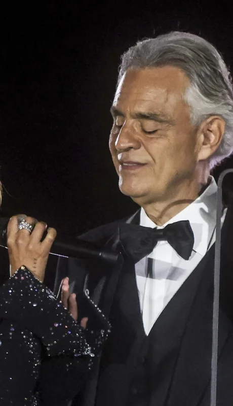 Andrea Bocelli y Karol G interpretaron juntos 'Vivo por ella' en la Plaza de San Pedro. /