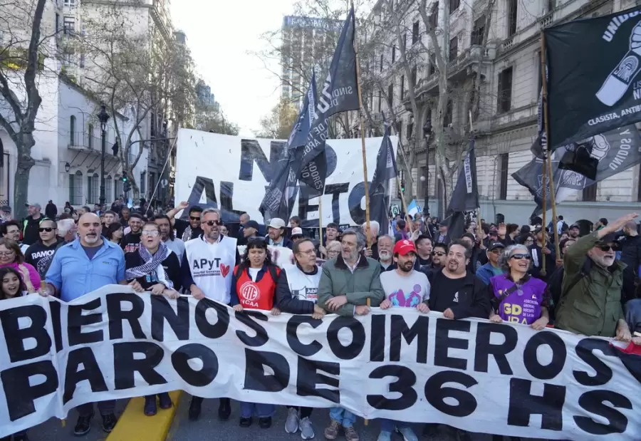 La soceidad se moviliza reclamando