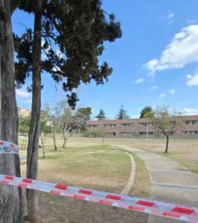 El hecho ocurrió en una plaza lindera al colegio del barrio Los Eucaliptos, donde el adolescente cursaba segundo año.
